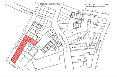 <p>Kaart van G. Berends uit 1974 met daarop de plattegronden van de gebouwen van het Fraterhuis. In rood zijn Papenstraat 9 (nr. 13) en 11-13 (nr. 12) en Blijmarkt 21 (nr. 10 en 11) gearceerd. </p>
